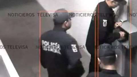 Una de las puertas de seguridad requiere huella dactilar.