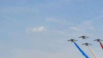 La patrulla aérea adorno el cielo con la bandera de Francia. BERTRAND GUAY/AFP/Getty Images