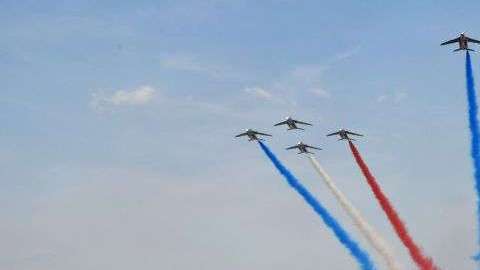 La patrulla aérea adorno el cielo con la bandera de Francia. BERTRAND GUAY/AFP/Getty Images