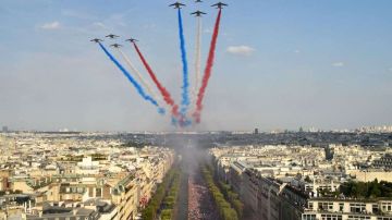 La patrulla aérea adorno el cielo con la bandera de Francia. BERTRAND GUAY/AFP/Getty Images