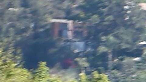 El asesino herido de bala en un brazo se entregó a la policía después de tres horas