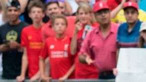 Christian Pulisic rescata al niño.  JIM WATSON/AFP/Getty Images