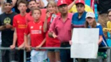 Christian Pulisic rescata al niño.  JIM WATSON/AFP/Getty Images
