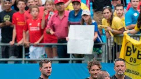 Christian Pulisic rescata al niño.  JIM WATSON/AFP/Getty Images