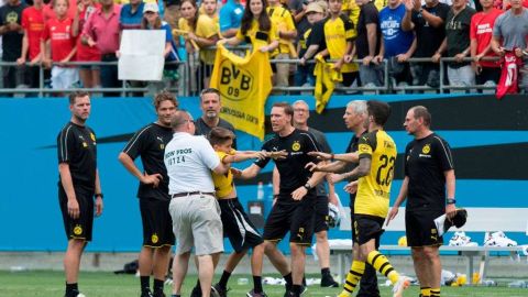 Christian Pulisic rescata al niño.  JIM WATSON/AFP/Getty Images