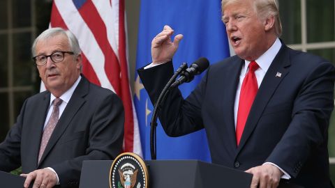 El líder de la Comisión Europea, Jean-Claude Juncker, y el presidente Donald Trump.