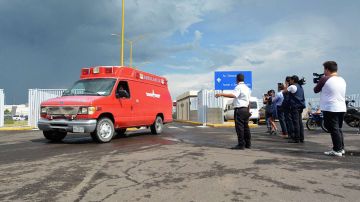 Una ambulancia transporta heridos del avión de AeroMexico que cayó en Durango.