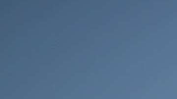 Un niño salvadoreño, de un año, abraza a su madre mientras ella se entrega a la Patrulla Fronteriza en Texas.