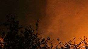 Bomberos combaten varios incendios en California.