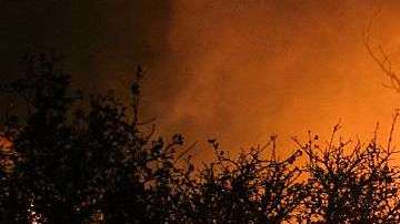 Bomberos combaten varios incendios en California.