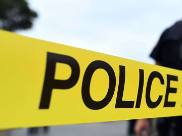 La Policía dijo que el niño de cinco años caminaba por la cuadra 400 al oeste de  Briar Place, en  el vecindario de Lake View