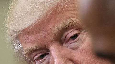 El presidente Trump cuestionó una supuesta decisión de Obama.