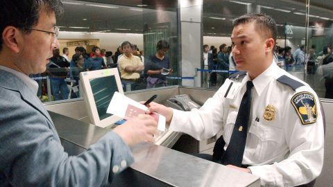 Los oficiales de CBP revisan a detalle a visitantes de EEUU.