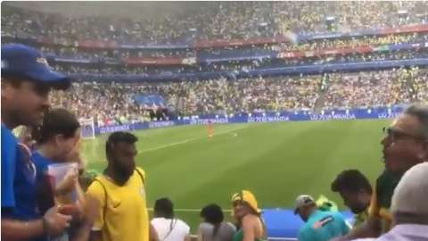 Aficionados de Brasil y México se arrojaron cerveza en las tribunas