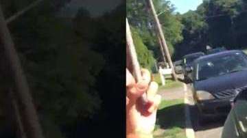 La esposa del detenido denunció que fue agredida por una agente de ICE.