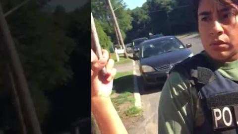 La esposa del detenido denunció que fue agredida por una agente de ICE.