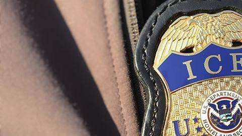 Los estafadores se hacen pasar como agentes de ICE.