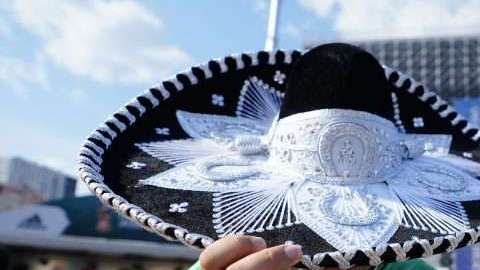 Aficionados mexicanos en Rusia buscan boletos para el juego ante Brasil en Samara. (Foto: Imago7/Ismael Arroyo)