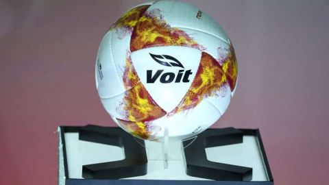 El nuevo balón de futbol Voit, para el torneo Apertura 2018 de la Liga MX. (Foto: Imago7/Marcos Domínguez)