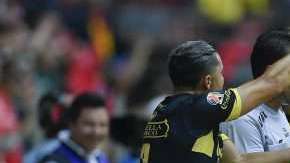 Jugadores del Morelia reclaman una jugada al cuerpo arbitral en el partido ante Toluca. (Foto: Imago7/Agustin Cuevas)