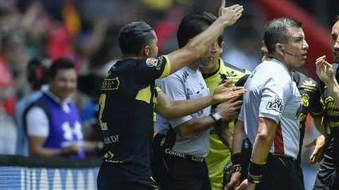 Jugadores del Morelia reclaman una jugada al cuerpo arbitral en el partido ante Toluca. (Foto: Imago7/Agustin Cuevas)