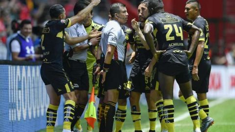 Jugadores del Morelia reclaman una jugada al cuerpo arbitral en el partido ante Toluca. (Foto: Imago7/Agustin Cuevas)