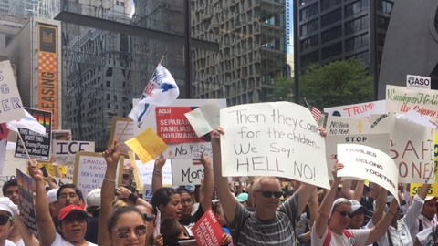 Miles de manifestantes se reunieron en la Daley Plaza de Chicago para recharzar la separación de familias indocumentadas emprendida por el gobierno de Donald Trump. (Cortesía José Marco Paredes)