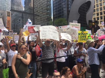 Miles de manifestantes se reunieron en la Daley Plaza de Chicago para recharzar la separación de familias indocumentadas emprendida por el gobierno de Donald Trump. (Cortesía José Marco Paredes)