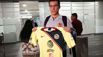 El delantero argentino Cristian Insaurralde llegó al América a préstamo por un año