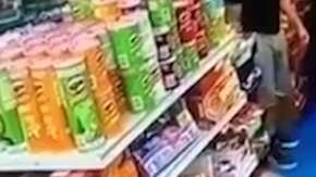 Junior mientras era arrastrado al exterior de la bodega por presuntos miembros de “Los Trinitarios”.