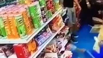 Junior mientras era arrastrado al exterior de la bodega por presuntos miembros de “Los Trinitarios”.