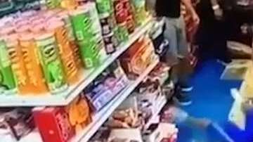 Junior mientras era arrastrado al exterior de la bodega por presuntos miembros de “Los Trinitarios”.