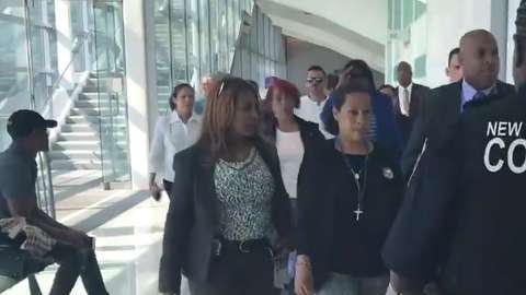 Leandra Feliz cuando ingresaba a la audiencia en la que vería de cerca a los acusados por la muerte de su hijo “Junior”.