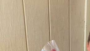 Las flores y la mejor de las sonrisas es lo que le regaló este niño a una niña de su clase.