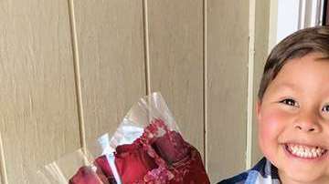 Las flores y la mejor de las sonrisas es lo que le regaló este niño a una niña de su clase.