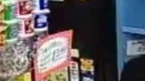 En las imágenes de seguridad de la bodega, “Michael” sería el de camiseta y gorra negra que se le ve entrando.