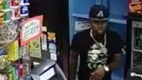 En las imágenes de seguridad de la bodega, “Michael” sería el de camiseta y gorra negra que se le ve entrando.