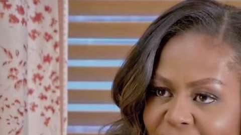 Michelle Obama invita a los estadounidenses a registrarse para votar.
