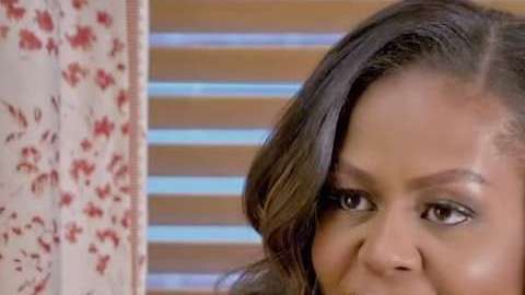 Michelle Obama invita a los estadounidenses a registrarse para votar.