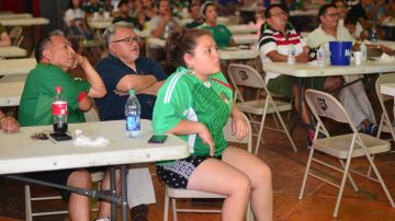 Seguidores de la selección mexicana llenaron Chitown para ver el juego contra Brasil. (Javier Quiroz / La Raza)