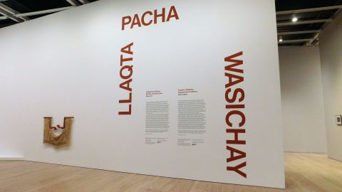 La exhibición tiene obras de artistas de Brasil, El Salvador, Guatemala, México, Perú y Puerto Rico.