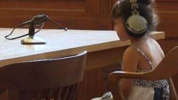 A ambos niños un juez les pregunta si saben lo que es un abogado o si tienen uno que los represente.