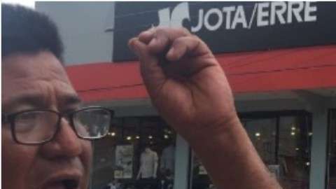 El hombre exigía justicia