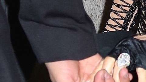 Paris Hilton y su anillo de compromiso.