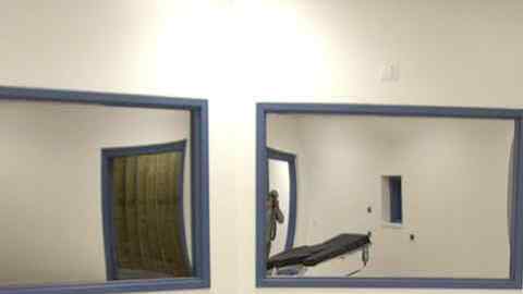 Cámara de ejecuciones con inyección letal de Nevada. A la derecha, foto sin data de Clayton Lockett.