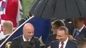 Kolinda Grabar Kitarovi, presidenta de Croacia con los seleccionados.