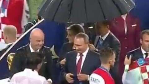 Kolinda Grabar Kitarovi, presidenta de Croacia con los seleccionados.