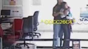 El hombre amagó al inicio a una empleada bancaria.