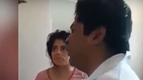 Un video muestra cuando la Policía interviene con la pareja en el hostal.