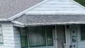 Dos vecinas enfrentadas descubren que en realidad son hermanas.